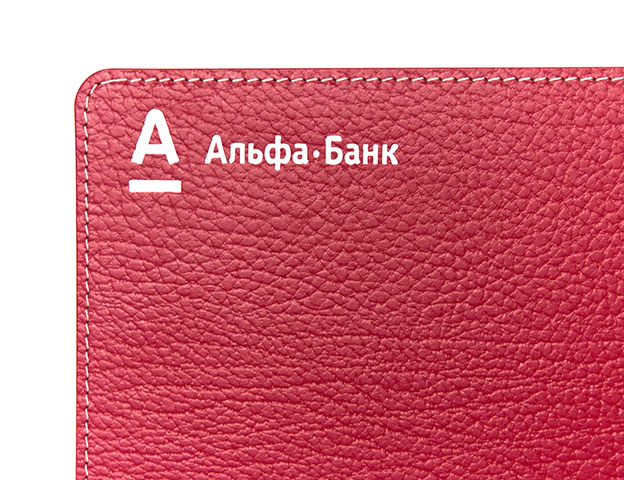 Логотип Альфа-банка и строчка на корпоративном бюваре
